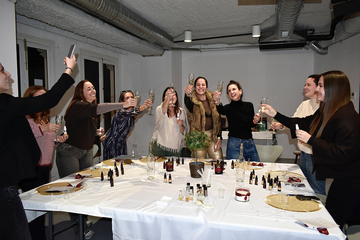 Grupo brindando con cava al final del taller creativo